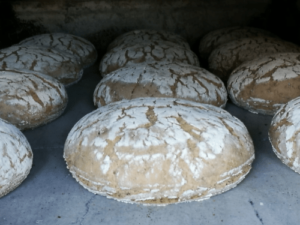 Sauerteigbrot beim Backen im Holzofen.